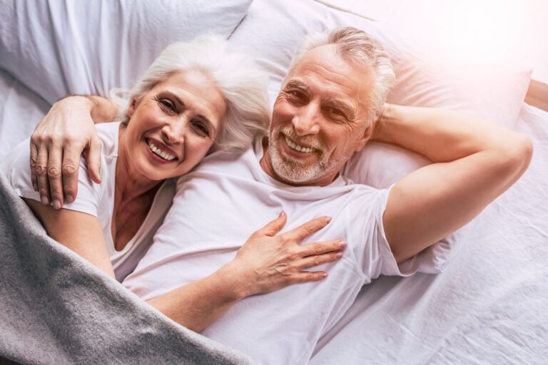 Älteres Ehepaar im Bett glücklich NAD+ Infusion