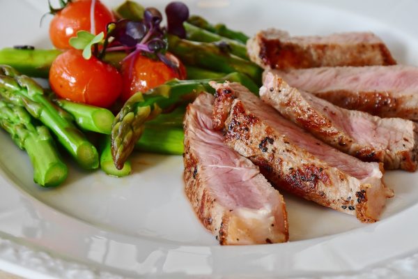 Ganzheitliche Medizin gesundes Essen Spargel Fleisch Tomaten